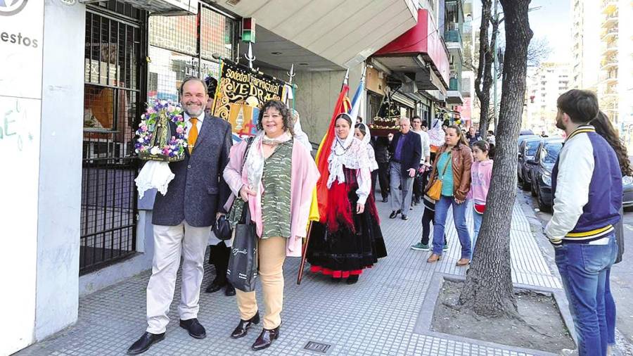 Orlando Pegito encabezó la procesión con Susana Carbia ante la curiosidad de los vecinos de la capital argentina