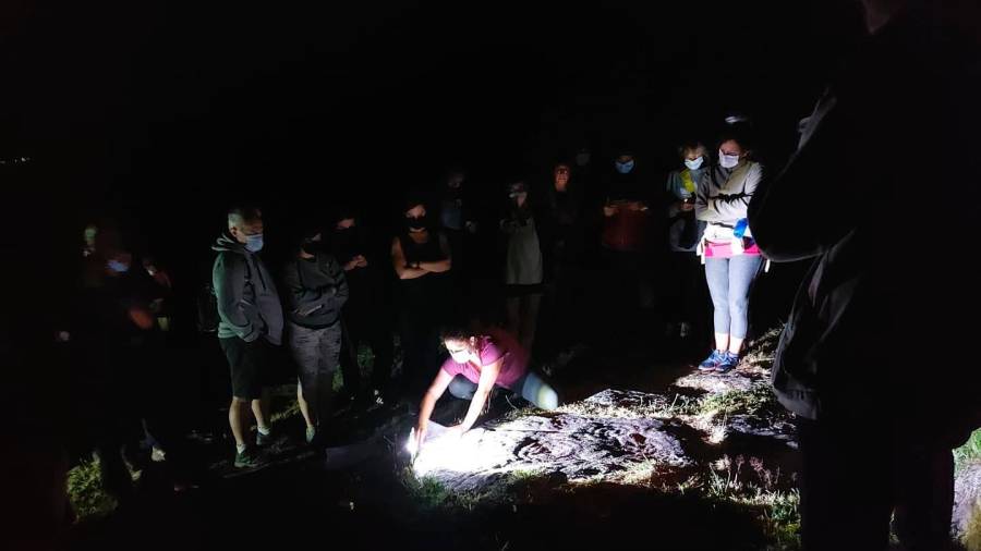 laxiñas. Un grupo de participantes na visita nocturna realizada ós petróglifos das Laxiñas, en Carnota. Foto: C.C.