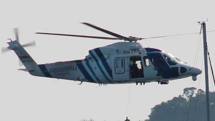 Imagen de archivo del helicóptero ‘Pesca 1’ durante una exhibición. Foto: Gardacostas de Galicia