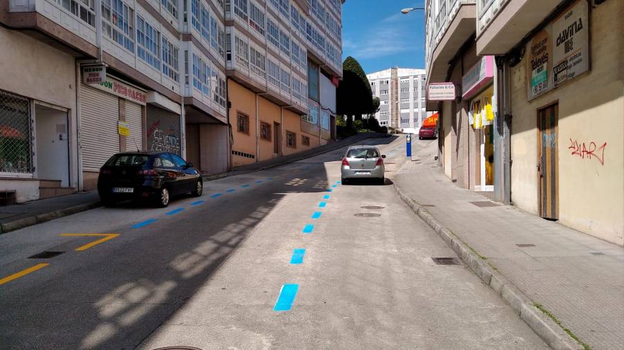 IMAGEN de la rúa Doutor Maceira, regulada por la ORA, sin casi coches aparcados durante la jornada de ayer. Foto: G. López