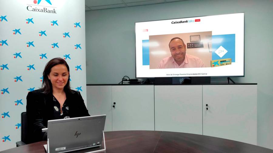 Marta Albela, directora comercial de Red Galicia de CaixaBank, y Gonzalo Abuín, representante de Data Monitoring
