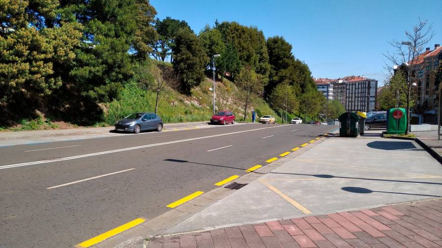 Imagen de la avenida de Ferrol, ayer, con muchos menos coches estacionados de los que era habitual. Foto: G. López