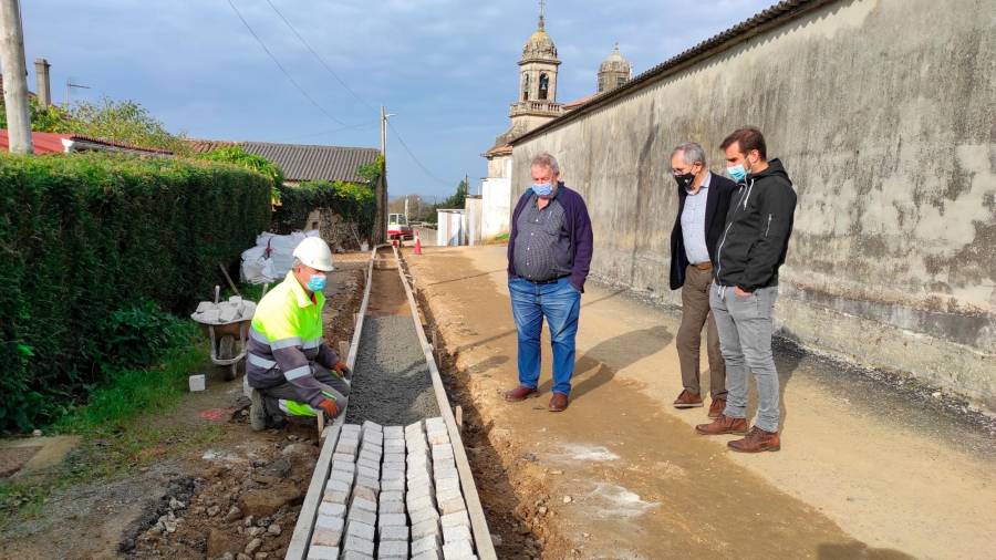 Visita do alcalde Evencio Ferrero, xunto aos concelleiros Luis Lamas e Juan Seoane ás obras de pavimentación na zona de acceso á igrexa de Rus.