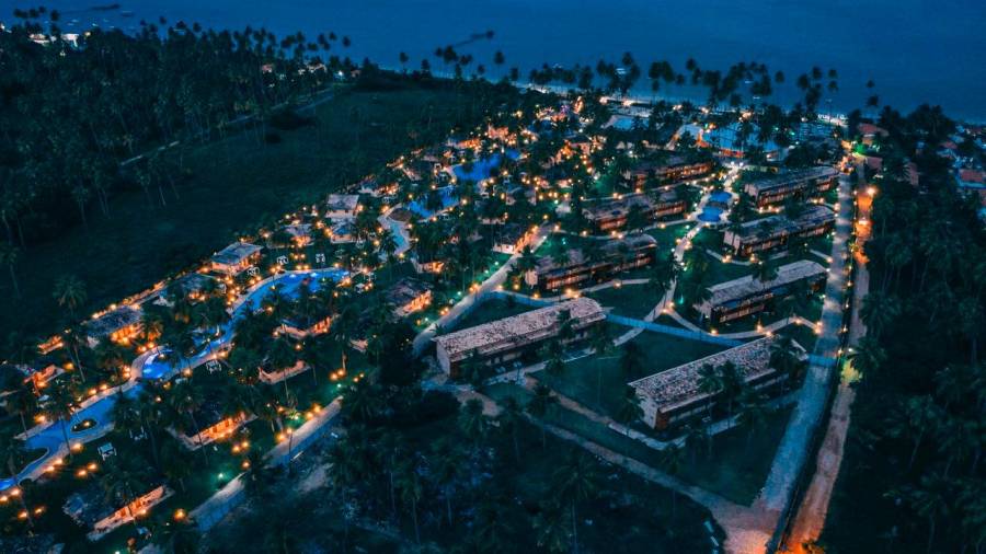 brasil. Imagen aérea y nocturna del complejo hotelero de Maragogi. Foto: Oca Hotels