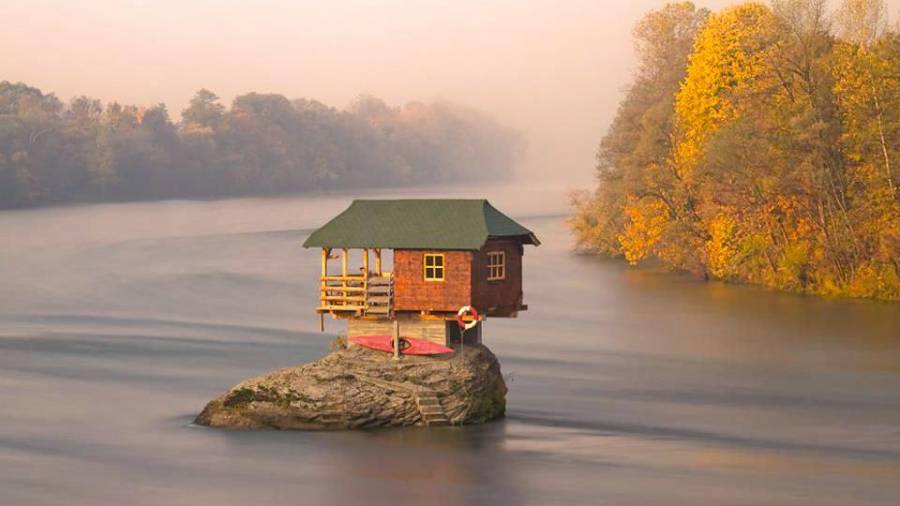 Casa solitaria en Drina River -Bajina Basta, Serbia.