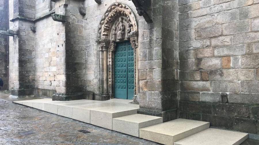 NOIA. Rampa instalada para la mejora de la accesibilidad a la iglesia de San Martiño.