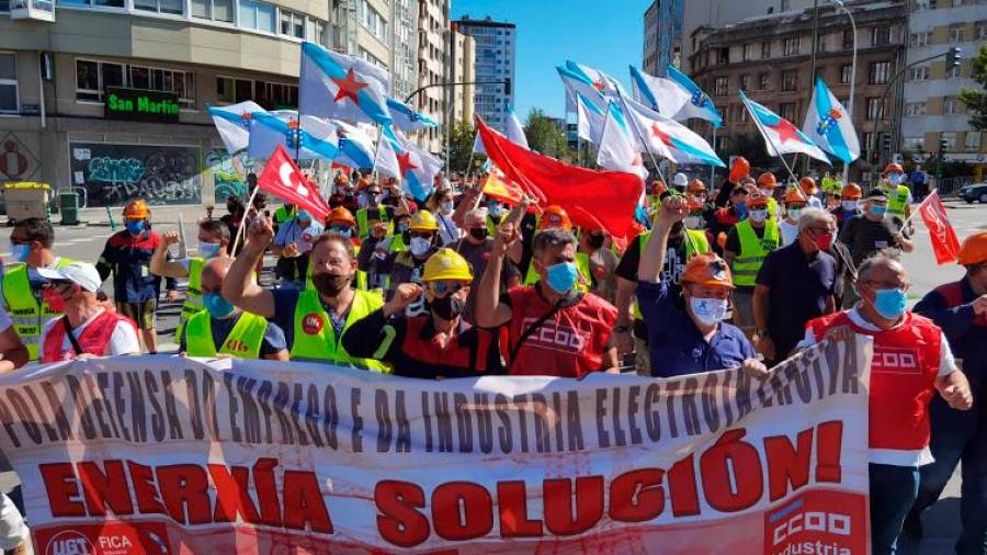 Protesta de trabajadores de las empresas electrointensivas gallegas por el impacto del alto coste energético