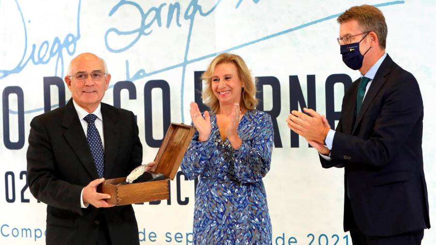 El periodista Arturo Maneiro recibiendo el ‘Diego Bernal 2021’ con la presencia de Alberto Núñez Feijóo. Foto: EFE