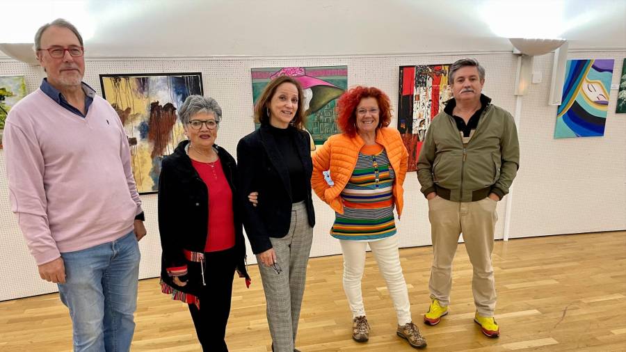 El pintor Manolo Nietto (izquierda), con artistas portugueses que participan en la muestra. Foto: ECG