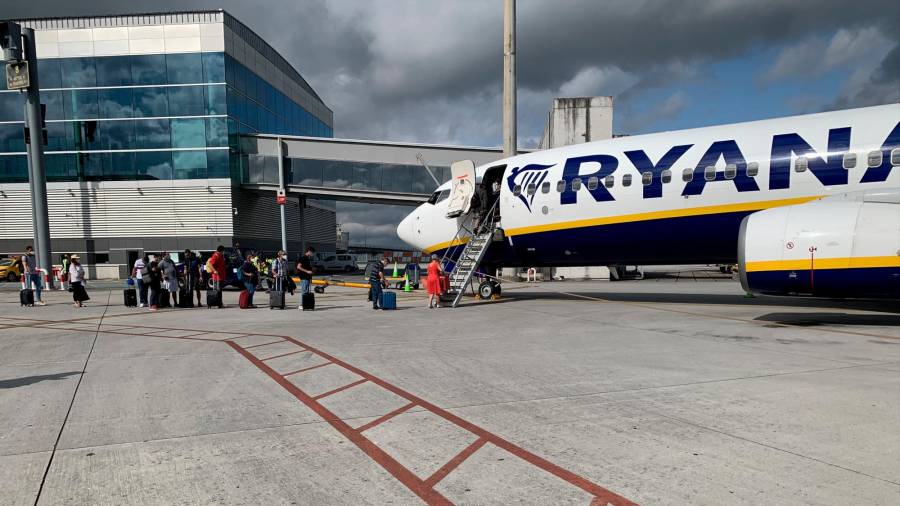 viaje. Pasajeros embarcando en un avión de la compañía aérea Ryanair en el aeropuerto Rosalía de Castro. Foto: Arturo R.