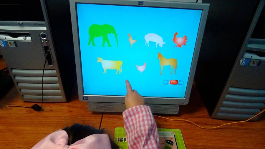 Una niña se entretiene con los dibujos de una pantalla de ordenador. Foto: ECG