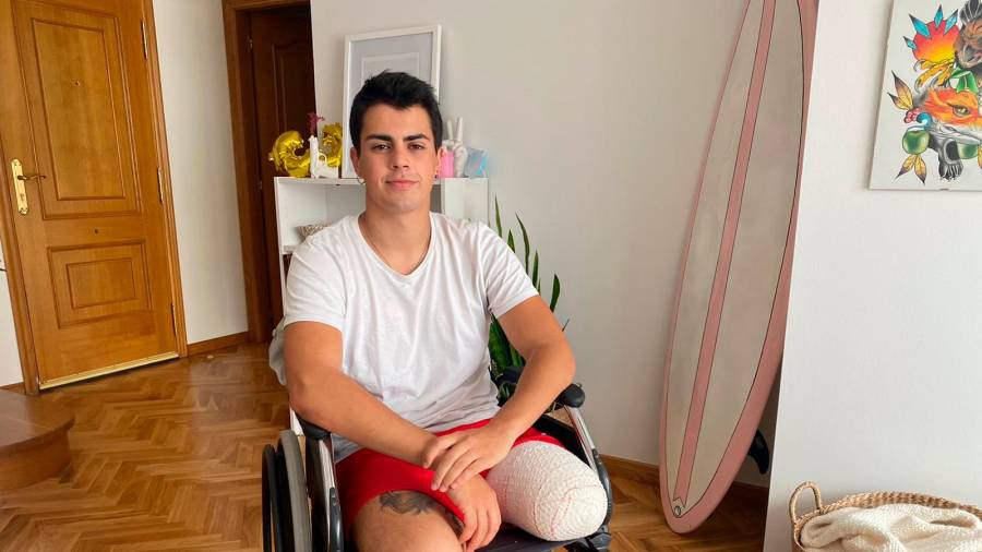 Álvaro Santalla se recupera en su casa tras salir del hospital Álvaro Cunqueiro el pasado 25 de junio. Foto: cedida