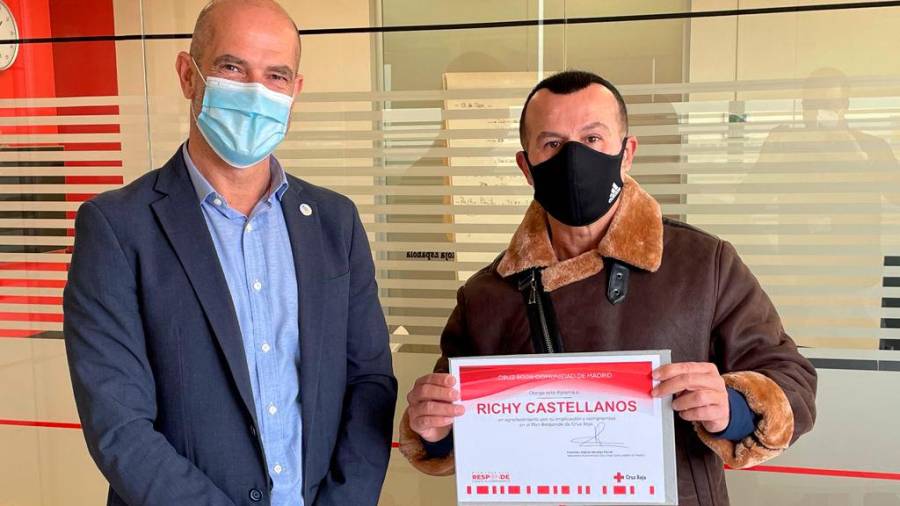 Con Gabriel Sánchez, secretario de Cruz Roja en la Comunidad de Madrid, haciéndole entrega del diploma por su campaña ‘Alegría de vivir’