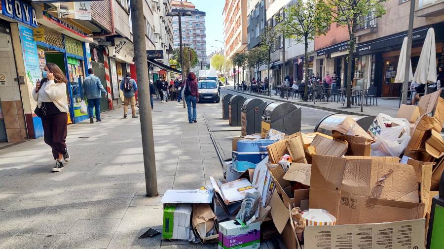 Lixo acumulado fronte aos contedores da Rúa Nova de Abaixo. Foto: Fernando Blanco