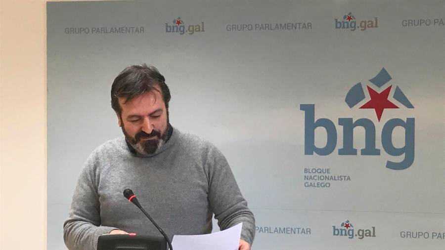 El diputado del BNG Luís Bará en una rueda de prensa ofrecida en el Parlamento de Galicia. Foto: E.P.