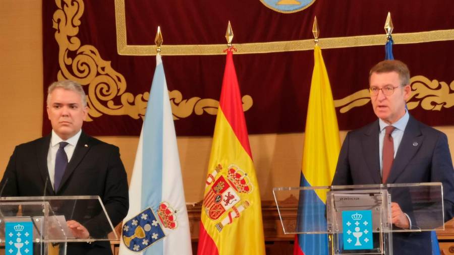 El presidente de la República de Colombia, Iván Duque, y el presidente de la Xunta de Galicia, Alberto Nuñez Feijoo, intercambian regalos en el Pazo de Raxoi, en Santiago de Compostela