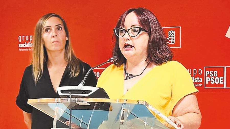 Noa Díaz, izquierda, y Silvia Fraga ayer ante los medios