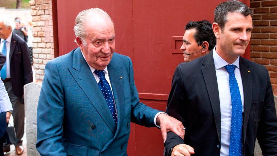 MONARQUÍA. Juan Carlos I caminando apoyado en un bastón tras una recaída. Foto: EFE