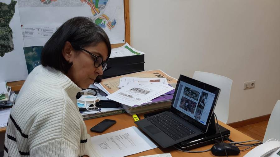 La concejala Mercedes Rosón trabajando en su despacho. CDS