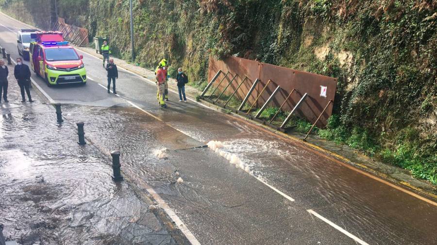 La rotura de una tubería en O Pombal inunda la calle y afecta a varias zonas de Santiago