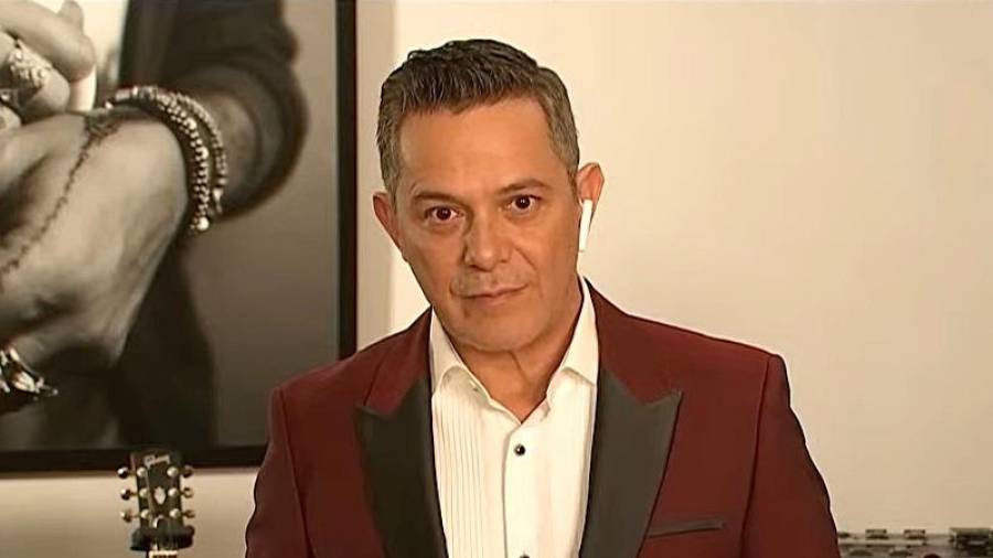 El cantante Alejandro Sanz, nominado a uno de los Premios Goya, siguiendo la gala. PREMIOS GOYA/EUROPA PRESS