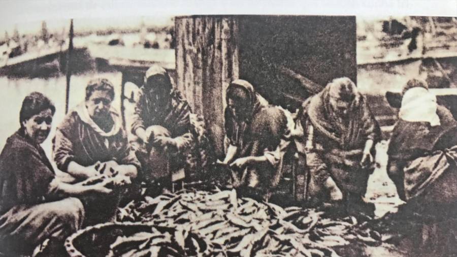 Unha das fotografías que ilustran o libro: lañando o peixe no Berbés (Vigo), en 1930