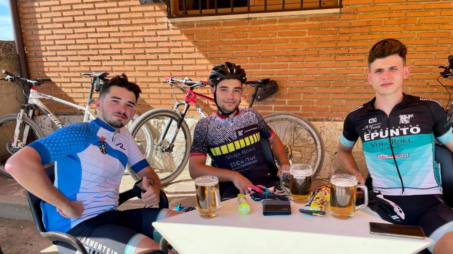 Roberto, David y David, pontevedreses que realizan la Ruta en bicicleta