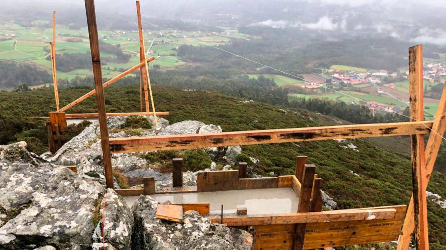 Obras do mirador do Picoto, que domina boa parte do Concello de Val do Dubra. Foto: PS