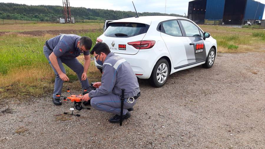Dos técnicos de Securitas preparan uno de los drones con los que vigilarán desde el aire la planta de Sogama