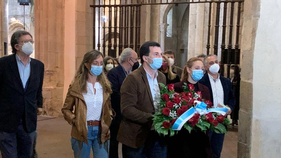 Flores. Gonzalo Caballero na ofrenda floral dos socialistas galegos.