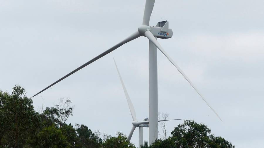 Aeroxeradores dun parque eólico no municipio de Cabana. Foto: Salvemos Cabana