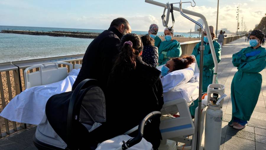 Una madre se reencuentra con su bebé tras tres semanas en la UCI del Hospital del Mar / HOSPITAL DEL MAR 26/01/2021