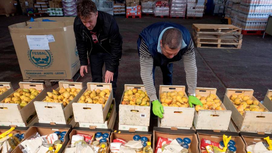 solidaridad. Voluntarios preparan lotes de alimentos para familias necesitadas, que aumentaron con la pandemia. Foto: ECG