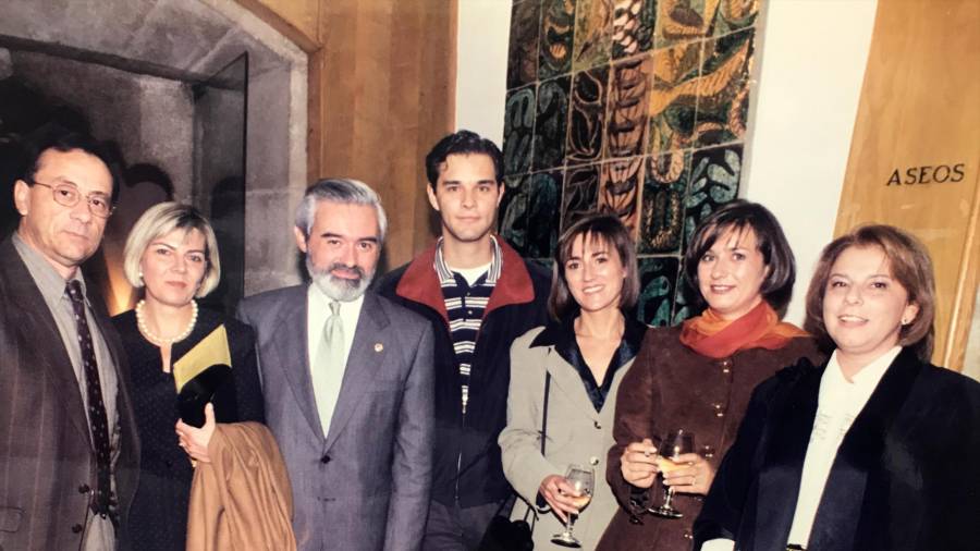 Con invitados y compañeras en el Hostal, en los Premios Gallegos del Año (1997). Foto: ECG