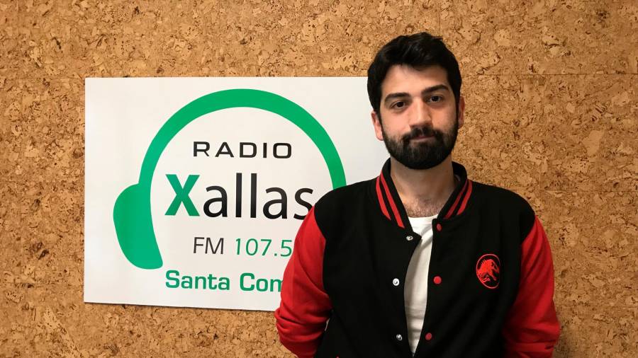 O mozo Carlos García Vieito na entrevista concedida dende Radio Xallas para este xornal como impulsor do galego en Twitter. Foto: Lemao 