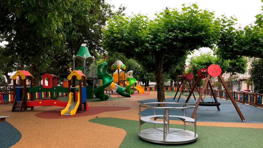 Imaxe do renovado parque infantil, ao carón do Campo da Feira, que estreará este sábado a cativada de Arzúa. Foto: C. Arzúa