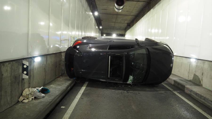 Imagen del vehículo que volcó la madrugada de este miércoles en el túnel de María Pita, en A Coruña. FOTO: POLICÍA LOCAL DE A CORUÑA