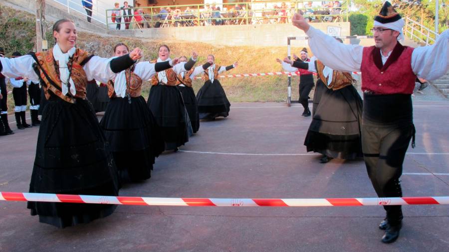 Grupo de baile Bilitroque, o máis antigo de Arume. Foto: cedida.