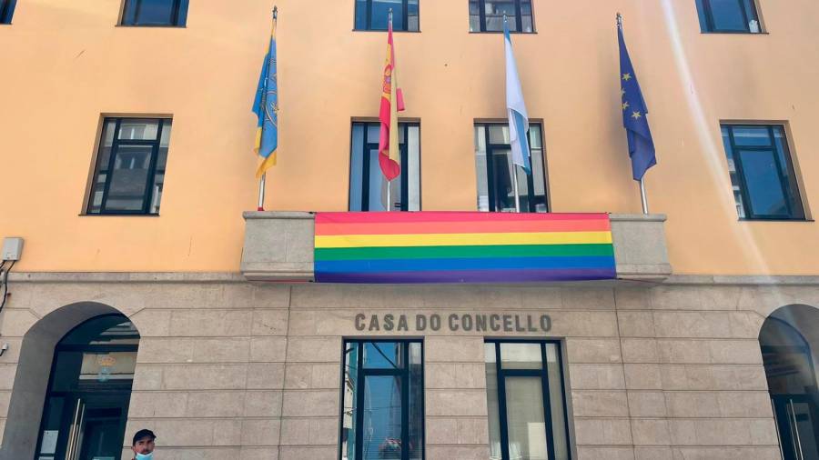 A bandeira fora colocada no balcón da casa consistorial de Malpica. Foto: PSOE