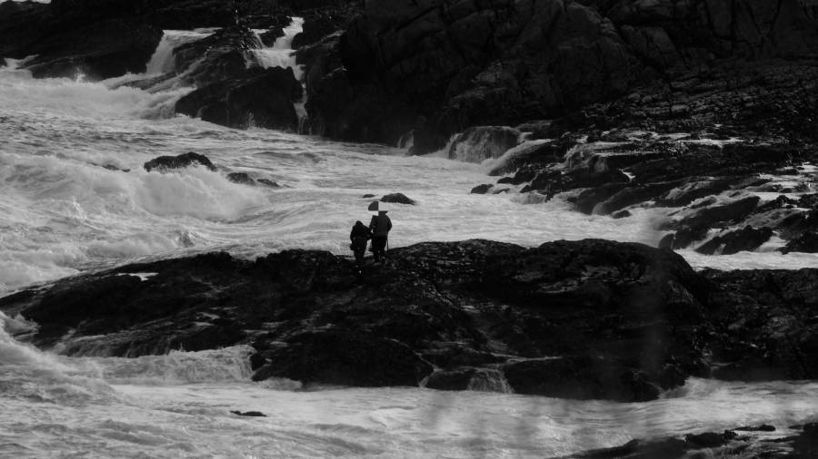 INTROMISIÓN. Una de las dos parejas se adentra en las rocas. Foto: Erpol