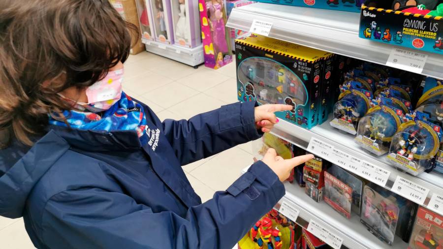 Un niño mira los juguetes que quiere para esta navidad en un comercio. Foto: S. R. 