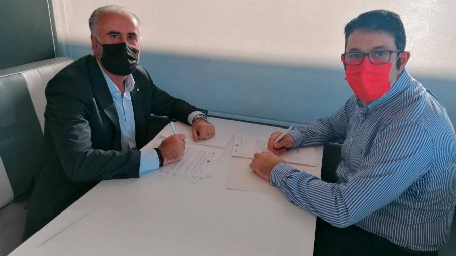 Juan Videla, director de la oficina de Abanca en Rianxo, izqda., y José Manuel Regueira, nuevo presidente de la ARE, en la firma de un convenio. Foto: ARE