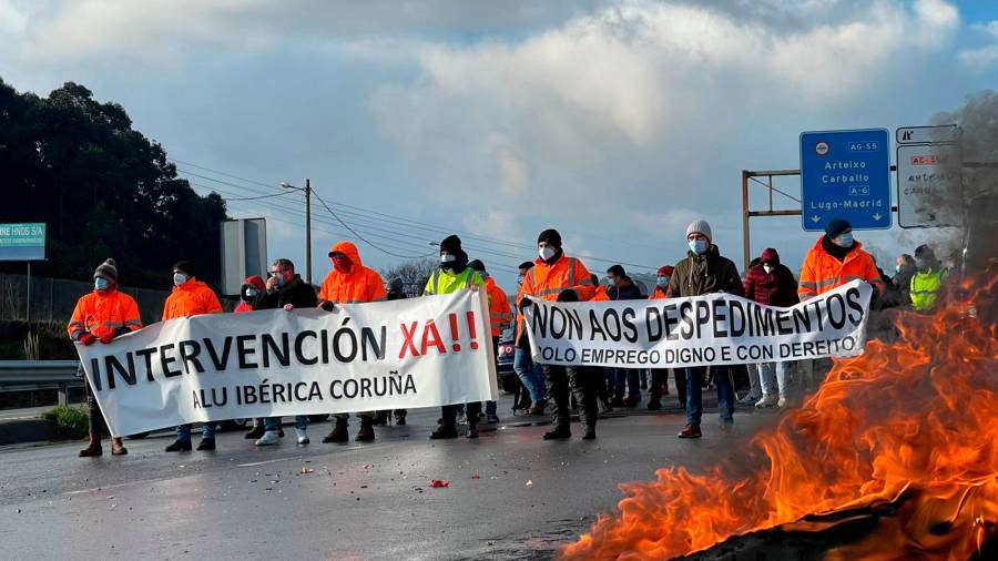 Los trabajadores de Alu Ibérica se manifestaron otra vez ante la entrada de la factoría de Agrela. Foto: Traballador do Aluminio