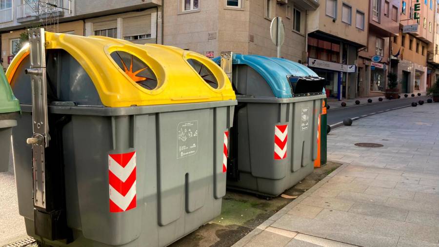 Contenedores para la recogida de plásticos y de papel y cartón en Ribeira. Foto: C.R.