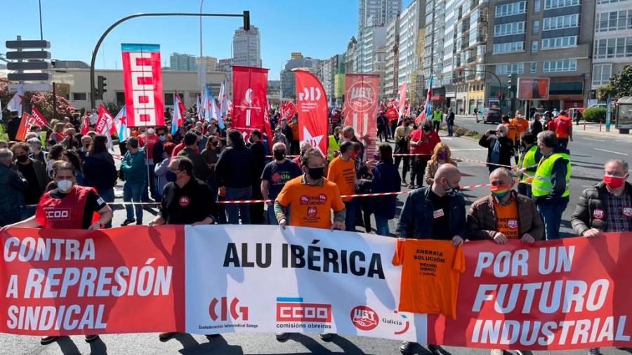 Cabecera de la manifestación por el porvenir del aluminio coruñés, los derechos sindicales y la industria comarcal, con los líderes sindicales portando la pancarta. Foto: Rebelión Aluminio