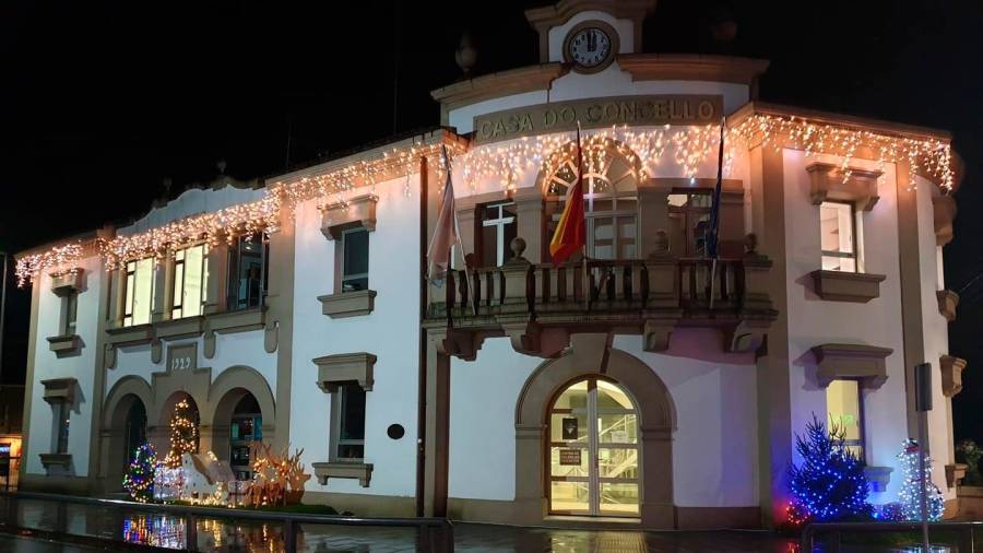Fachada del concello de Outes iluminada en Navidad. Foto: C. O.