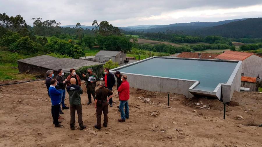 Supervisaron un novo punto de auga construído recentemente en Lousame. Foto: Xunta 