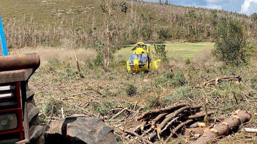 El helicóptero del 061 tras tomar tierra en el lugar del suceso, en el rural de Negreira. Foto: Helico