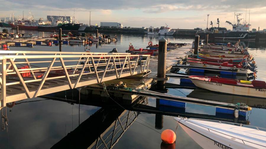 Imaxe da pasarela de acceso a un dos pantaláns do porto de Ribeira. Foto: Suso Souto