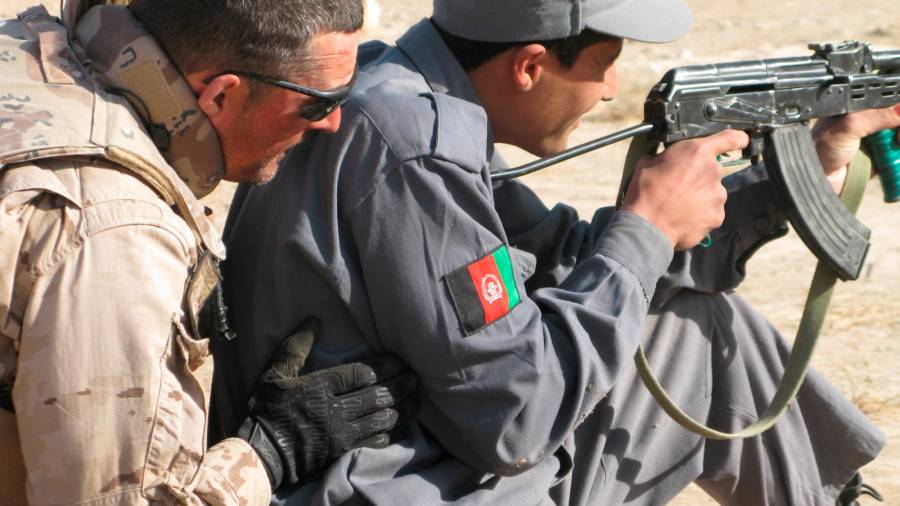 Comunicación en territorio afgano: con precisión total y también “acento gallego”